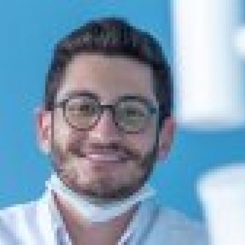 Doctor odontólogo en clínica dental en Valladolid