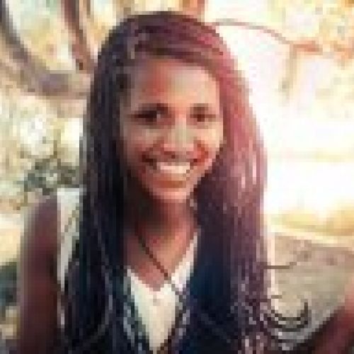 Mujer sonriente con dientes alineados