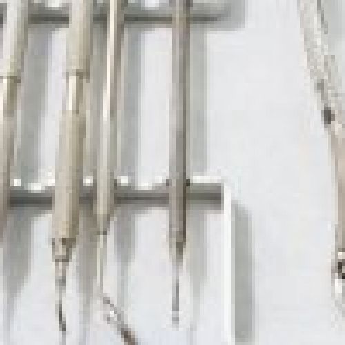 Instrumentos de odontólogos en clínica de Valladolid