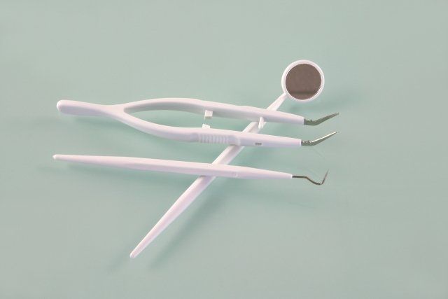 Instrumentos de odontología para limpieza dental