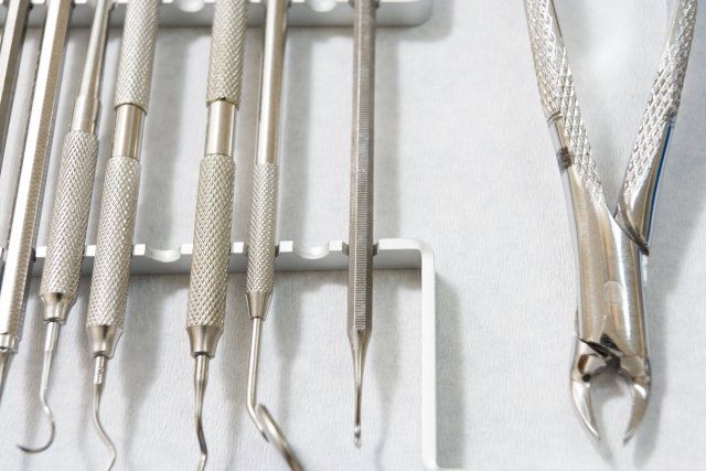 Instrumentos de odontólogos en clínica de Valladolid