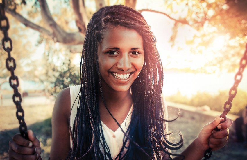 Mujer sonriente con dientes alineados