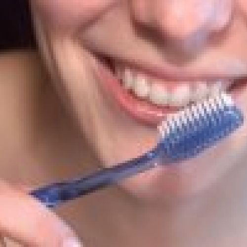 Mujer con higiene bucodental