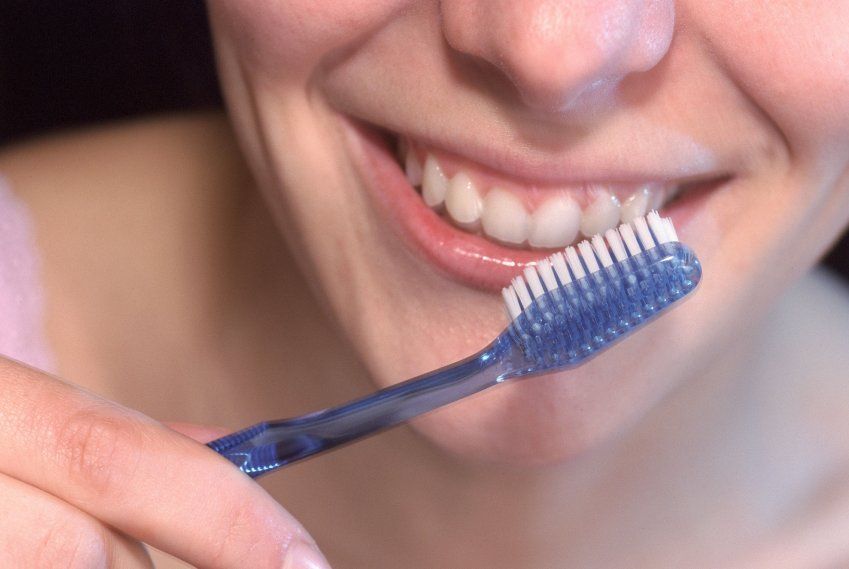 Mujer con higiene bucodental